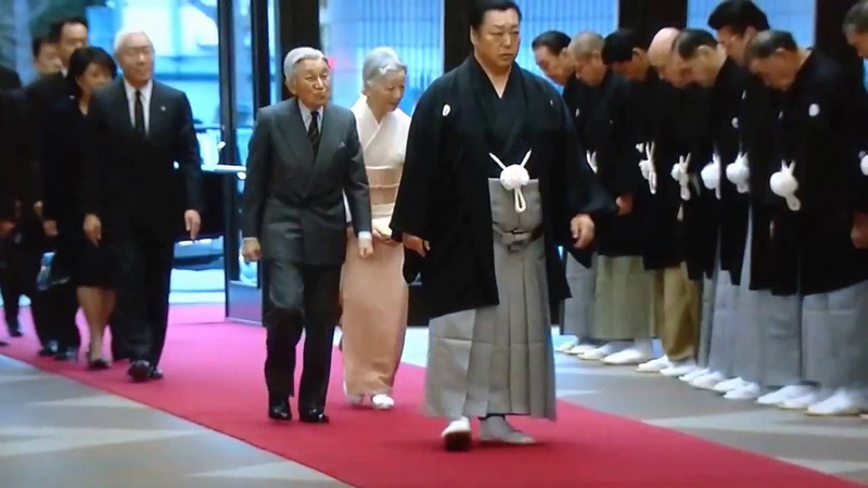 Illustration for article titled Surprise royal visit to the sumo stadium with some Toyota Century